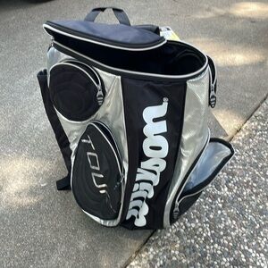 Selling barely used tennis bag Wilson tour